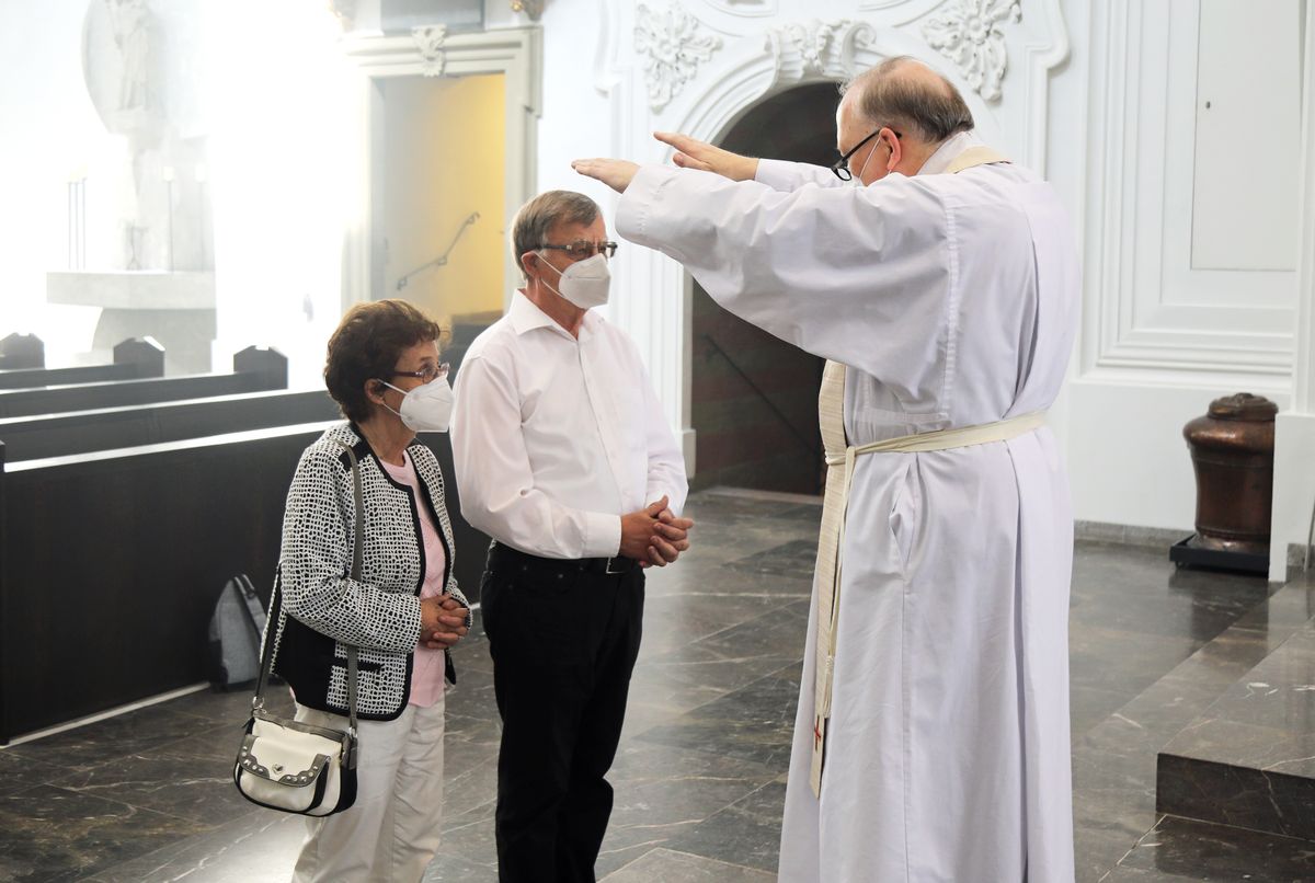 2721/0648 Gottesdienst für Ehejubilare mit Bischof Dr. Franz Jung am Freitagnachmittag, 2. Juli 2021_28523 Bischof Dr. Franz Jung feierte am Freitagnachmittag, 2. Juli 2021, einen Dankgottesdienst im Kiliansdom mit Ehepaaren, die goldenes, diamantenes oder eisernes Ehejubiläum feiern.