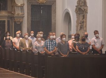 Bischof Dr. Franz Jung feierte am Mittwochabend, 23. Juni, einen Gottesdienst für Ehepaare, die 2021 oder 2021 auf 25 gemeinsame Jahre zurückblicken. Im Anschluss konnten sich die Paare segnen lassen.