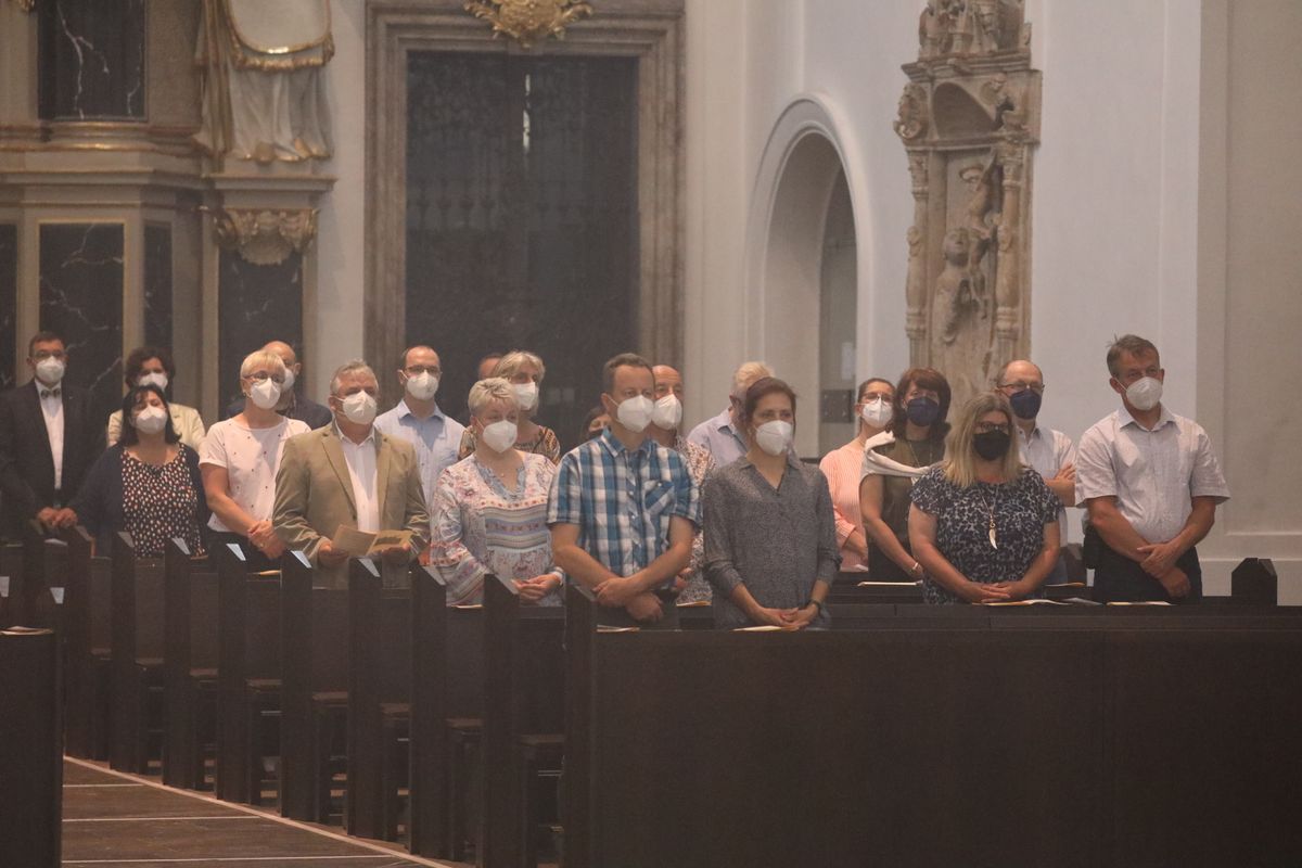 Bischof Dr. Franz Jung feierte am Mittwochabend, 23. Juni, einen Gottesdienst für Ehepaare, die 2021 oder 2021 auf 25 gemeinsame Jahre zurückblicken. Im Anschluss konnten sich die Paare segnen lassen.