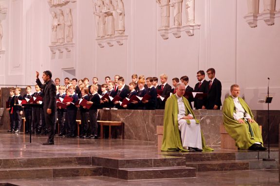 Einen Evensong haben die Würzburger Domsingknaben und die Domsingknaben aus dem Bistum Essen gemeinsam im Kiliansdom gestaltet.