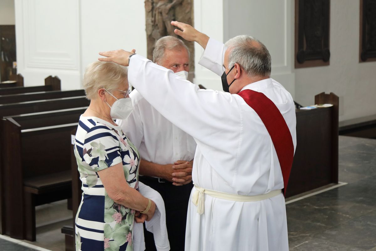 2621/0625 Gottesdienst für Ehejubilare mit Weihbischof Ulrich Boom am 29. Juni 2021_28098 Weihbischof Ulrich Boom feierte am Dienstagnachmittag, 29. Juni, einen Gottesdienst für Ehepaare, die 2020 oder 2021 ihr goldenes, diamantenes oder eisernes Ehejubiläum hatten. Im Anschluss konnten sich die Paare segnen lassen.