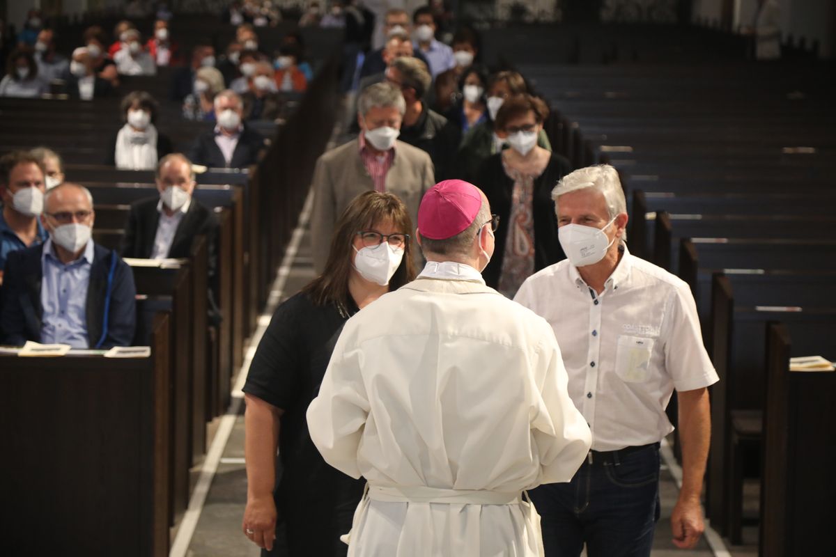 2721/0637-Dankgottesdienst für Ehejubilare mit Bischof Dr. Franz Jung_28306 Bischof Dr. Franz Jung hat am Mittwochabend, 30. Juni, einen Gottesdienst im Würzburger Kiliansdom gefeiert.