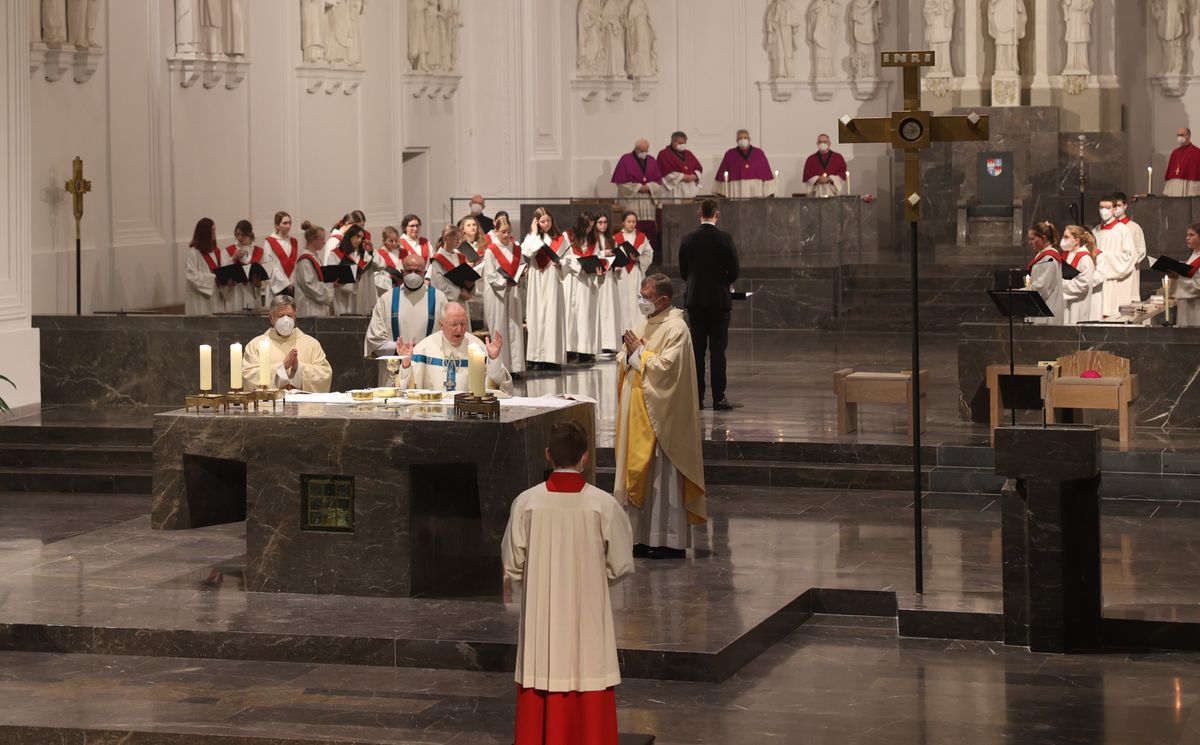 Weihbischof Ulrich Boom feierte am Mittwochabend, 23. Februar, dem Fest der Darstellung des Herrn, einen Pontifikalgottesdienst im Kiliansdom. Weihbischof Ulrich Boom feierte am Mittwochabend, 23. Februar, dem Fest der Darstellung des Herrn, einen Pontifikalgottesdienst im Kiliansdom.