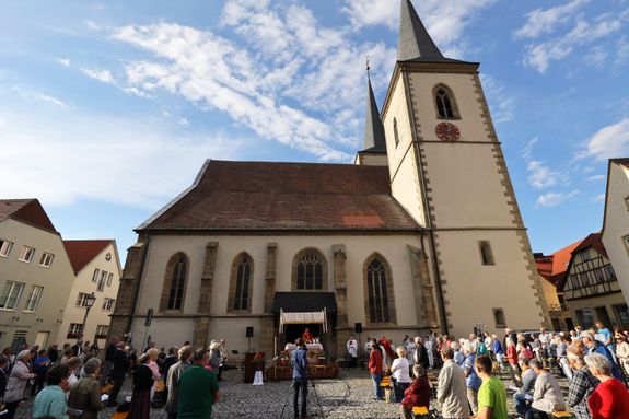 In diesem Jahr werden in der Kiliani-Wallfahrtswoche viele Open-Air-Gottesdienste gefeiert. Das Wetter wird hoffentlich so schön wie im vergangenen Jahr beim ersten dezentralen Pontifikalgottesdienst vor der Pfarrkirche Sankt Kilian in Haßfurt mit Weihbischof Ulrich Boom.