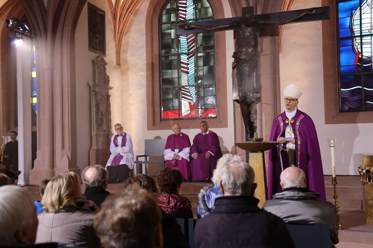 Bischof Dr. Franz Jung feierte zum Aschermittwoch der Künstler einen Gottesdienst in der Sepultur des Würzburger Kiliansdoms. Das Bayerische Fernsehen übertrug die Feier live.