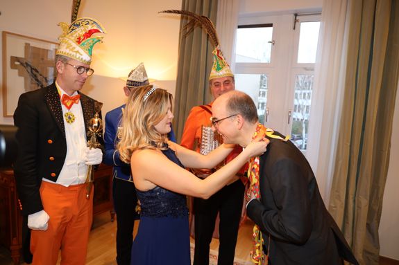 Orden und Küsschen bekam Bischof Dr. Franz Jung von Prinzessin Britta I.  Orden und Küsschen bekam Bischof Dr. Franz Jung von Prinzessin Britta I.