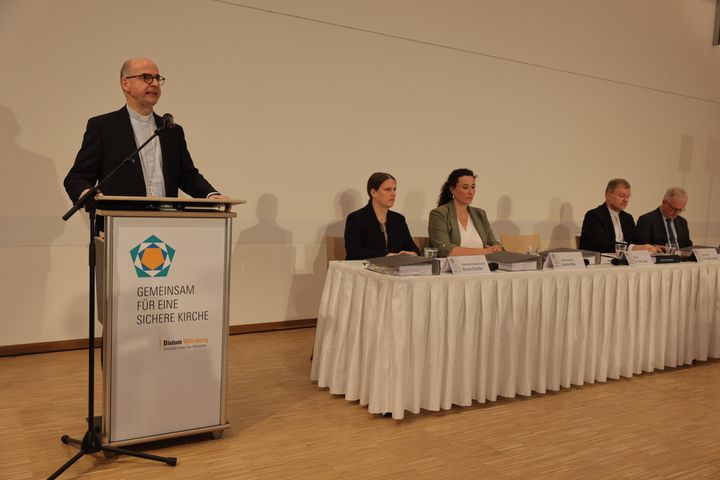 Bei einer Pressekonferenz in Würzburg haben am Montag, 14. April, Bischof Dr. Franz Jung (links) und weitere Verantwortliche des Bistums Würzburg zum von der UKAM in Auftrag gegebenen Gutachten und den daraus abgeleiteten Handlungsempfehlungen Stellung genommen.  Von links: Interventionsbeauftragte Kerstin Schüller, Ordinariatsrätin Kathrin Pfeil, Generalvikar Dr. Jürgen Vorndran und Pressesprecher Bernhard Schweßinger.