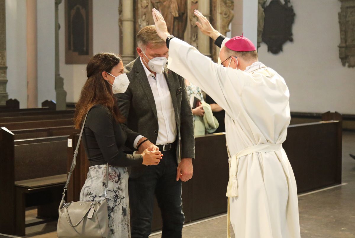 2721/0649 Dankgottesdienst für Ehejubilare mit Bischof Jung am Freitagabend, 2. Juli_28577 Mit rund 120 Ehepaaren aus der ganzen Diözese, die 2020 oder 2021 ihr silbernes Ehejubiläum feiern, hat Bischof Dr. Franz Jung am Freitagabend, 2. Juli, einen Gottesdienst im Würzburger Kiliansdom gefeiert.