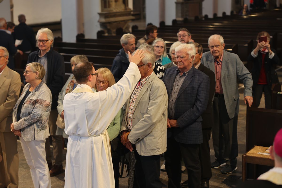 Seelsorgerinnen und Seelsorger spendeten nach dem Gottesdienst den Jubelpaaren individuell den Segen. 