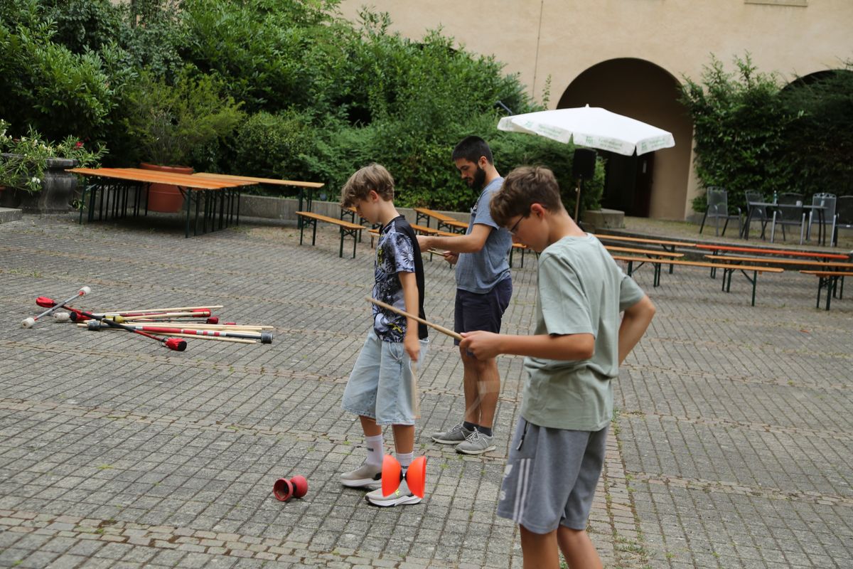 Am Tag der Jugend hat Weihbischof Paul Reder im Anschluss an ein buntes Workshop-Programm einen Kiliani-Gottesdienst mit den Jugendlichen im Kilianeum in Würzburg gefeiert.