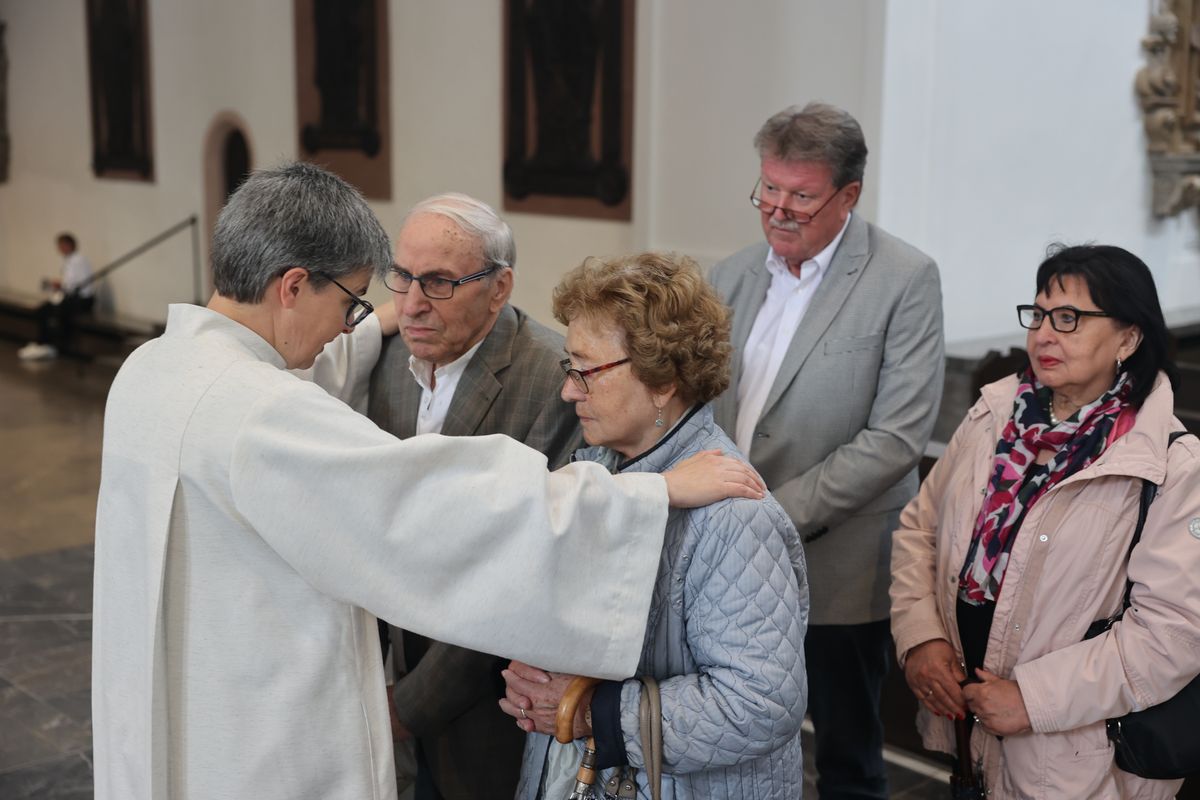 Seelsorgerinnen und Seelsorger spendeten nach dem Gottesdienst den Jubelpaaren individuell den Segen. 