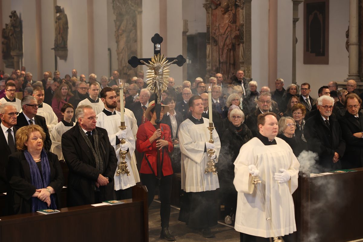 Bischof Dr. Franz Jung feierte am Samstag, 12. Oktober, im Würzburger KIliansdom ein Pontifikalrequiem für Weihbischof em. Helmut Bauer. Die anschließende Beisetzung leitete Dompropst Weihbischof Paul Reder.