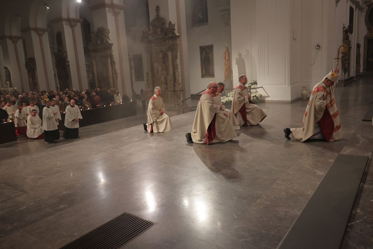 Bischof Dr. Franz Jung feierte am Samstag, 19. April, im Würzburger Kiliansdom die Osternacht. 