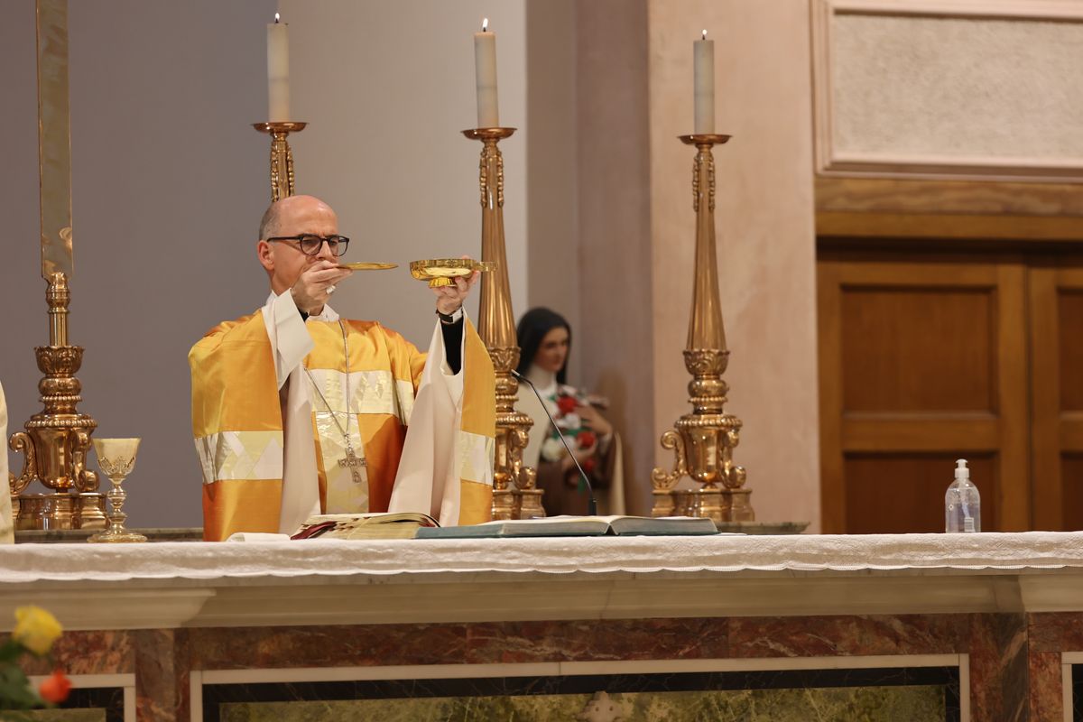 Bischof Dr. Franz Jung feierte am Sonntag, 6. Oktober, einen Gottesdienst zum Abschluss der Irlandwallfahrt mit den Reliquien der Frankenapostel in der Kathedrale von Cavan. Im Anschluss wurde der Schrein mit den Häuptern der Märtyrer für den Rücktransport nach Würzburg sicher verpackt.