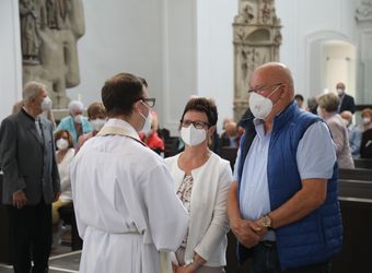 Bischof Dr. Franz Jung segnete nach dem Gottesdienst die Ehejubilare.