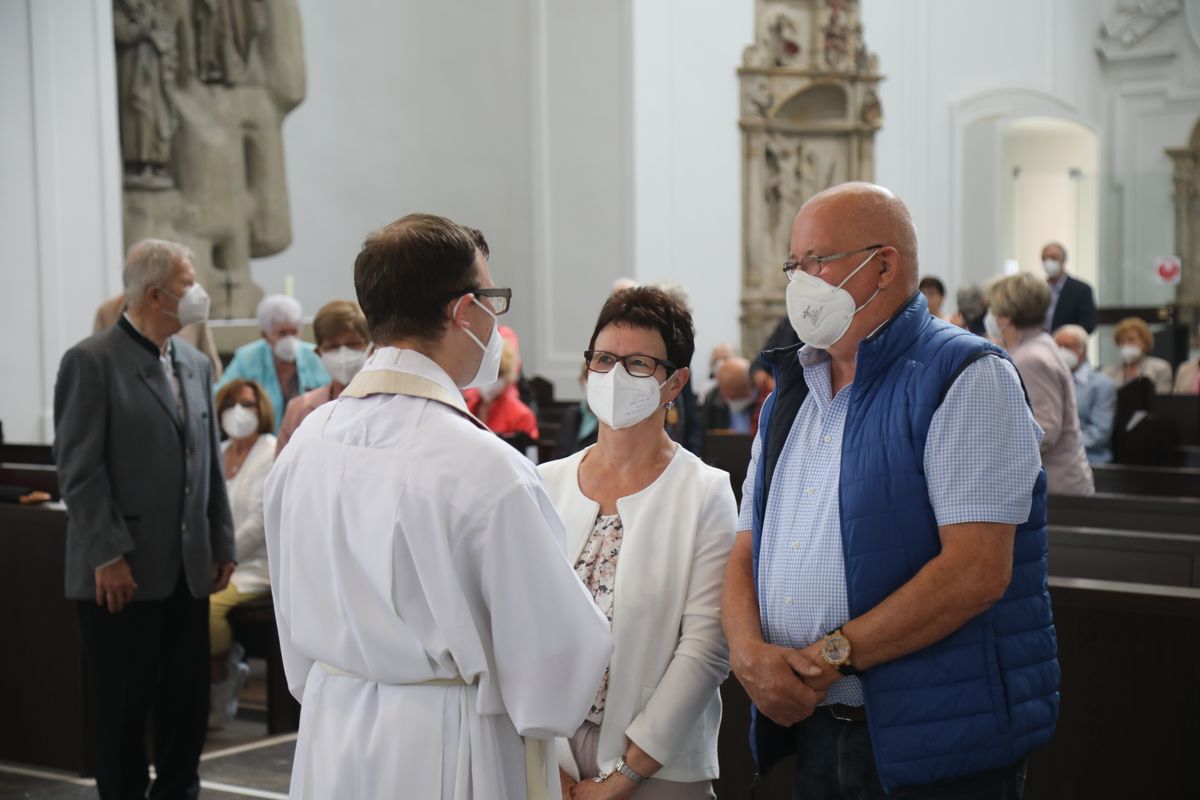 2721/0630_Ehejubilare mit Bischof Franz Jung_28140 Bischof Dr. Franz Jung segnete nach dem Gottesdienst die Ehejubilare.