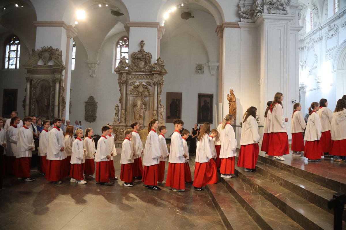 Fünf Frauen und zwei Männer hat Bischof Dr. Franz Jung bei einem Pontifikalgottesdienst am Freitag, 18. Juli 2025, als Pastoral- beziehungsweise Gemeindereferentinnen und -referenten beauftragt.