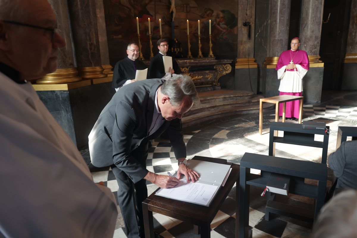 Dr. Matthias Leineweber und Manuel Thomas sind am Dienstag, 1. Juli, im Würzburger Kiliansdom als neue Domvikare eingeführt worden. Im Anschluss unterzeichneten sie sowie Dompropst Reder und die Zeugen Domvikar Paul Weismantel und Domvikar Professor Dr. Petro Müller die Dokumente. 