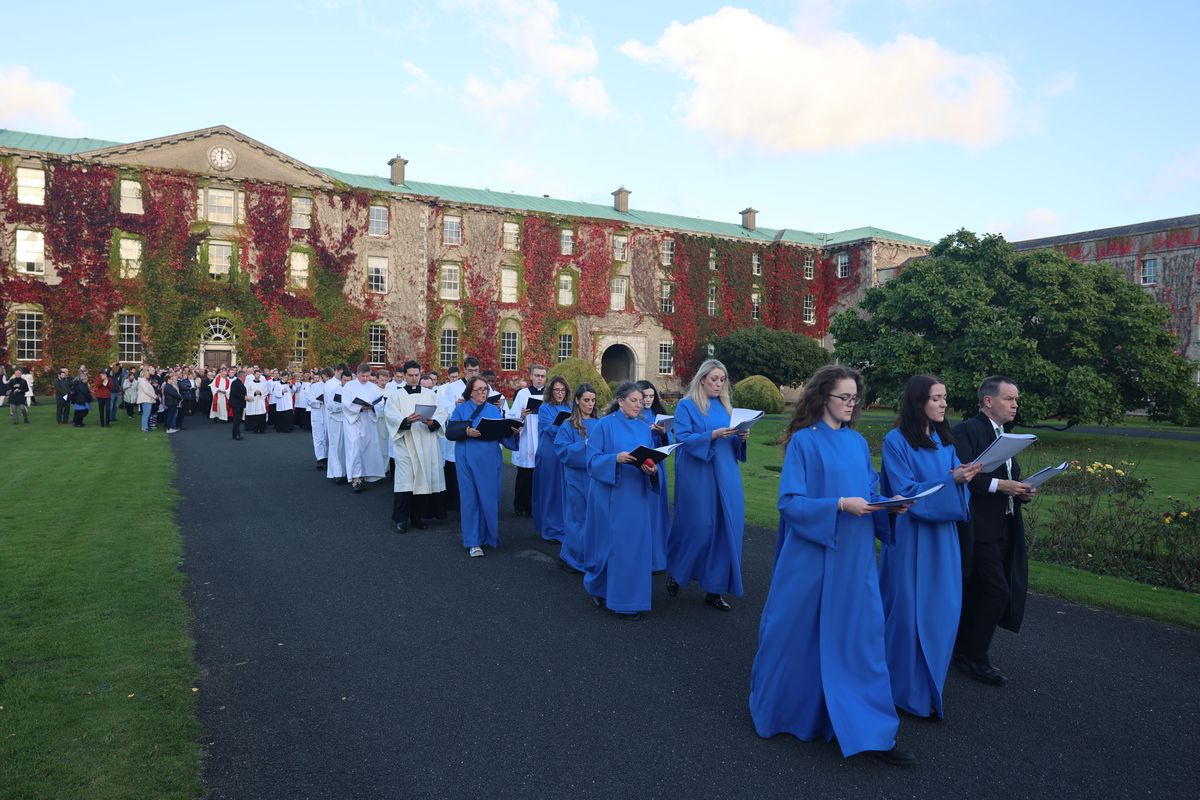 In einer feierlichen Prozession wurden die Reliquien durch den Innenhof in die College Chapel getragen.