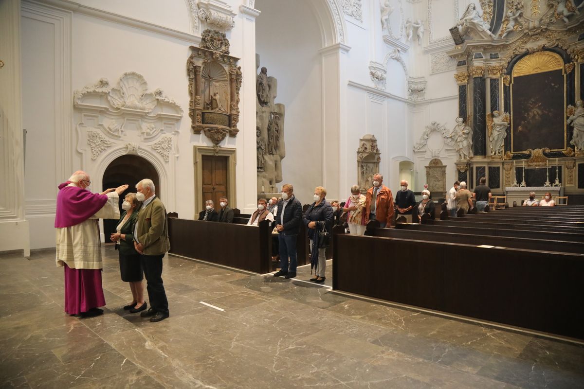 2721/0637-Dankgottesdienst für Ehejubilare mit Bischof Dr. Franz Jung_28325 Bischof Dr. Franz Jung hat am Mittwochabend, 30. Juni, einen Gottesdienst im Würzburger Kiliansdom gefeiert.