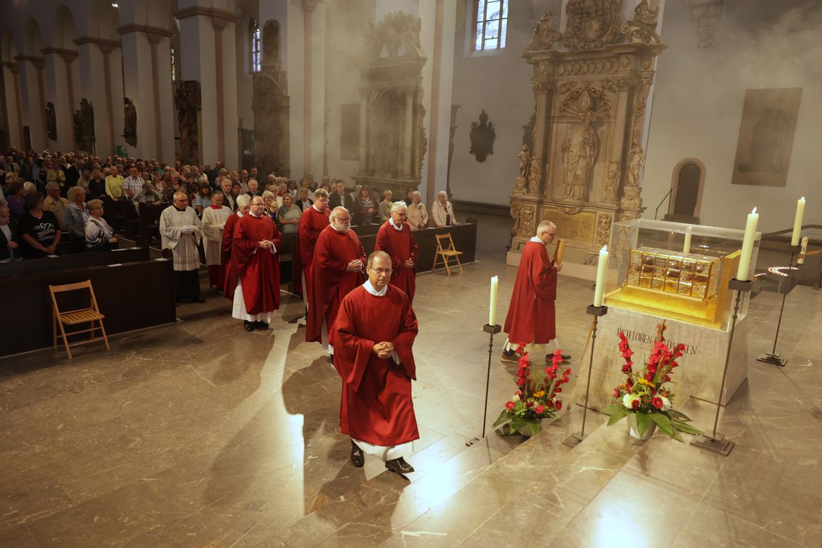 Weihbischof em. Ulrich Boom feierte am Mittwoch, 9. Juli, einen Kiliani-Wallfahrtsgottesdienst mit Gläubigen aus der Region Main-Rhön. Eine Begegnung auf dem Kiliansplatz schloss sich an. 
