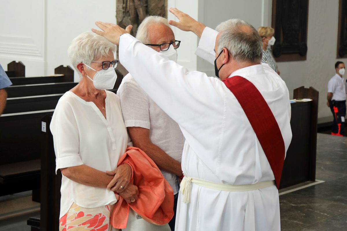 2621/0625 Gottesdienst für Ehejubilare mit Weihbischof Ulrich Boom am 29. Juni 2021_28085 Weihbischof Ulrich Boom feierte am Dienstagnachmittag, 29. Juni, einen Gottesdienst für Ehepaare, die 2020 oder 2021 ihr goldenes, diamantenes oder eisernes Ehejubiläum hatten. Im Anschluss konnten sich die Paare segnen lassen.