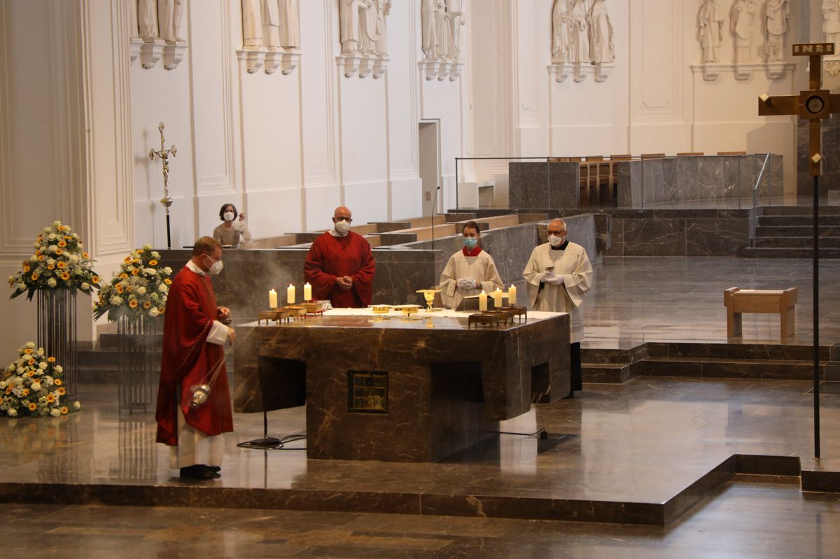 Generalvikar Dr. Jürgen Vorndran feierte am Dienstagabend, 29. Juni, einen Dankgottesdienst mit Ehejubilaren, die 2020 oder 2021 silberne Hochzeit feiern. Im Anschluss hatten die Ehepaare Gelegenheit, sich segnen zu lassen.