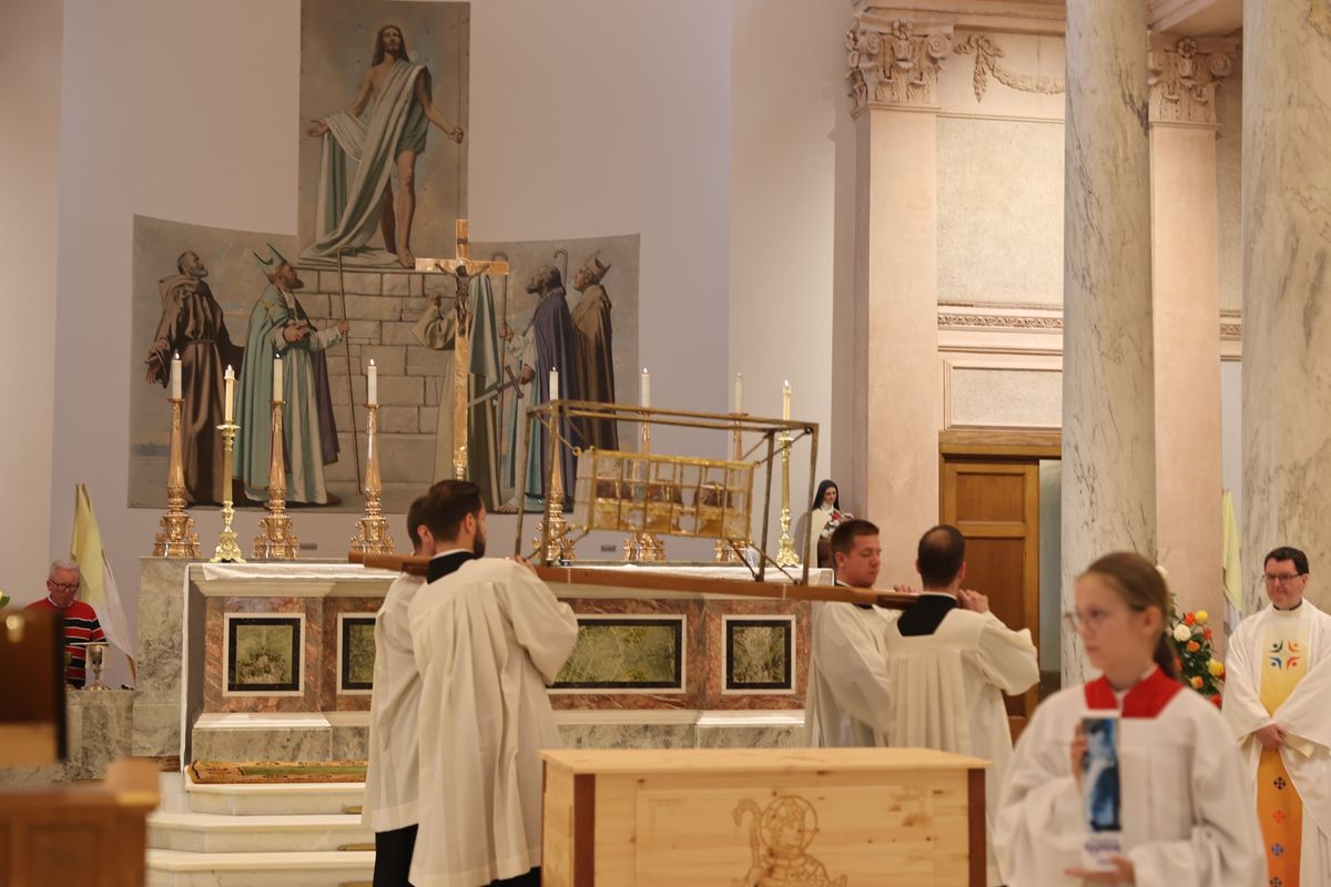 Bischof Dr. Franz Jung feierte am Sonntag, 6. Oktober, einen Gottesdienst zum Abschluss der Irlandwallfahrt mit den Reliquien der Frankenapostel in der Kathedrale von Cavan. Im Anschluss wurde der Schrein mit den Häuptern der Märtyrer für den Rücktransport nach Würzburg sicher verpackt.