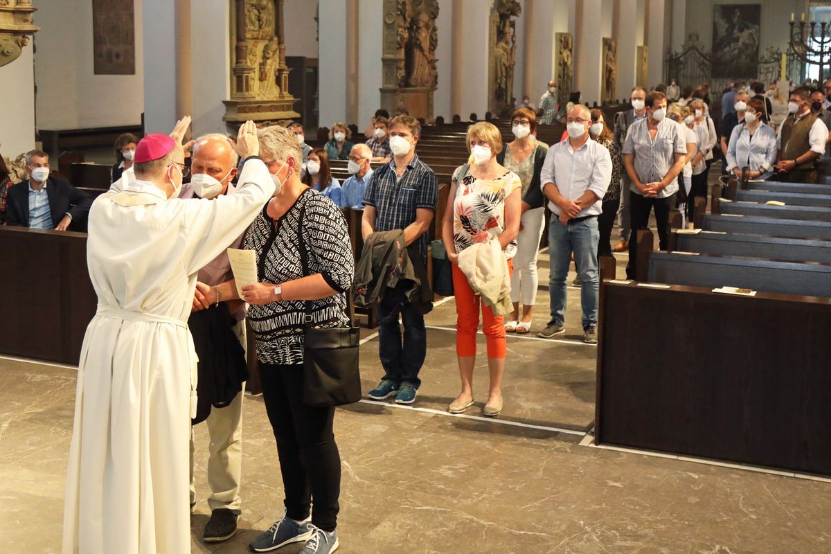 2721/0649 Dankgottesdienst für Ehejubilare mit Bischof Jung am Freitagabend, 2. Juli_28560 Mit rund 120 Ehepaaren aus der ganzen Diözese, die 2020 oder 2021 ihr silbernes Ehejubiläum feiern, hat Bischof Dr. Franz Jung am Freitagabend, 2. Juli, einen Gottesdienst im Würzburger Kiliansdom gefeiert.