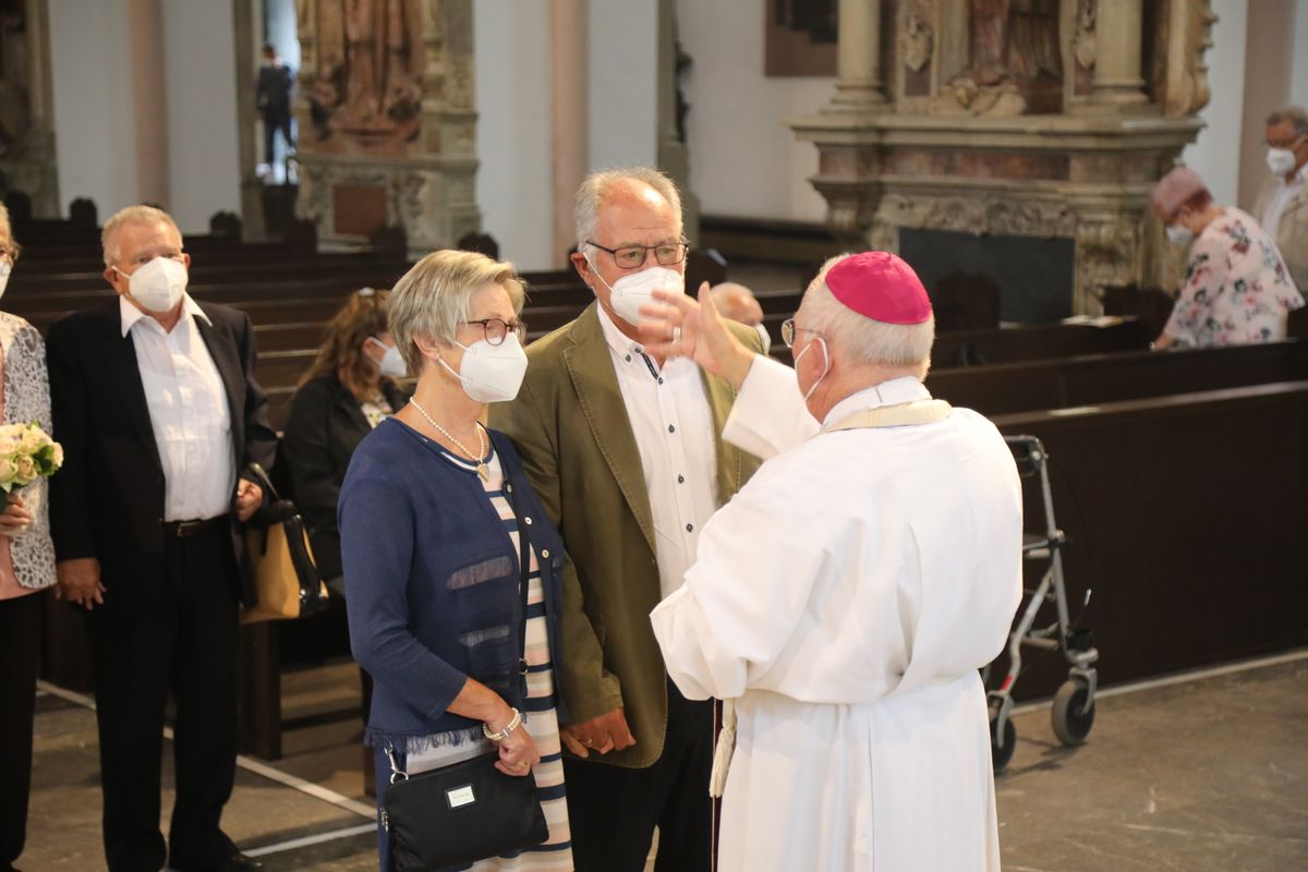 2621/0609 Ehejubilare Weihbischof Boom_27527 Weihbischof Boom und weiteren Priester und Diakone weihen Ehejubilare, die ihr goldenes, diamantenes oder eisernes Ehejubiläum feiern.