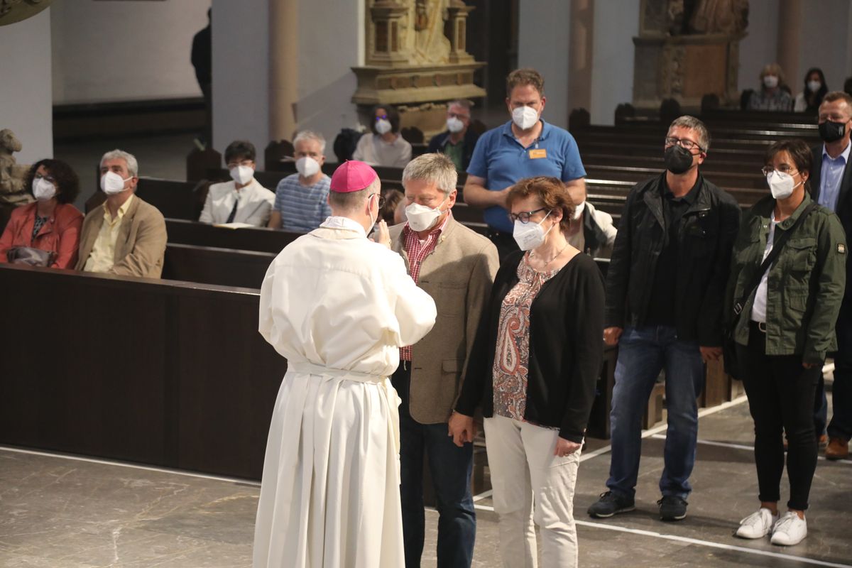 2721/0637-Dankgottesdienst für Ehejubilare mit Bischof Dr. Franz Jung_28315 Bischof Dr. Franz Jung hat am Mittwochabend, 30. Juni, einen Gottesdienst im Würzburger Kiliansdom gefeiert.