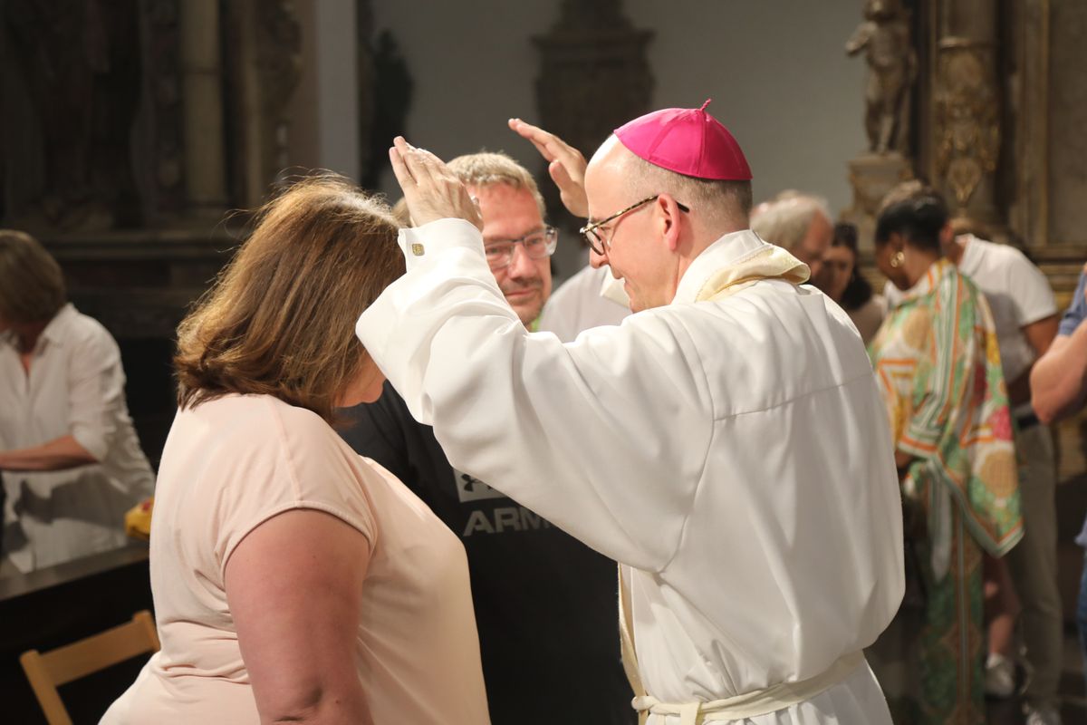 Mit rund 1000 Eheleuten, die in diesem Jahr Silberhochzeit haben, feierte Bischof Dr. Franz Jung am Freitagabend, 4. Juli 2025, einen Pontifikalgottesdienst im Kiliansdom. Im Anschluss erteilten er, Weihbischof Paul Reder sowie weitere Seelsorgerinnen und Seelsorger den Paaren einzeln den Segen.