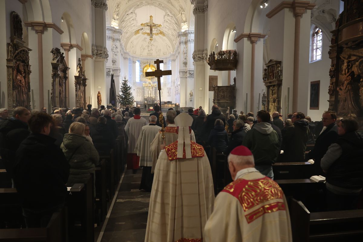 Mit einer Prozession vom Neumünster zum Kiliansdom und einer Pontifikalmesse hat Bischof Dr. Franz Jung am Dienstag, 31. Dezember, in Würzburg für das Bistum das Heilige Jahr eröffnet. Es steht unter dem Motto "Pilger der Hoffnung". 