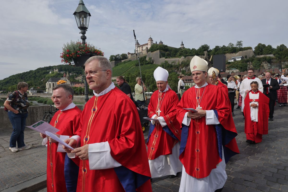 Mit einer Reliquienprozession von Sankt Burkard über die Alte Mainbrücke und einem Pontifikalgottesdienst im Kiliansdom ist am Sonntag, 6. Juli, die Kiliani-Wallfahrtswoche 2025 eröffnet worden.