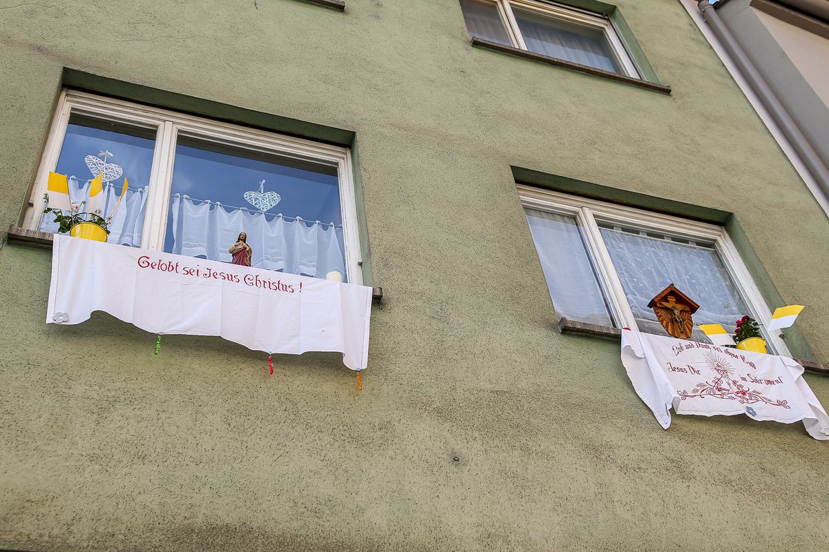 Viele Häuser entlang des Wegs der Fronleichnamsprozession in Würzburg waren geschmückt.