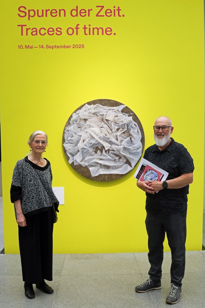 "Die Große Fülle" ist erstmals in der Öffentlichkeit zu sehen. Links die Künstlerin Ute Rakob, rechts Museumskurator Michael Koller.