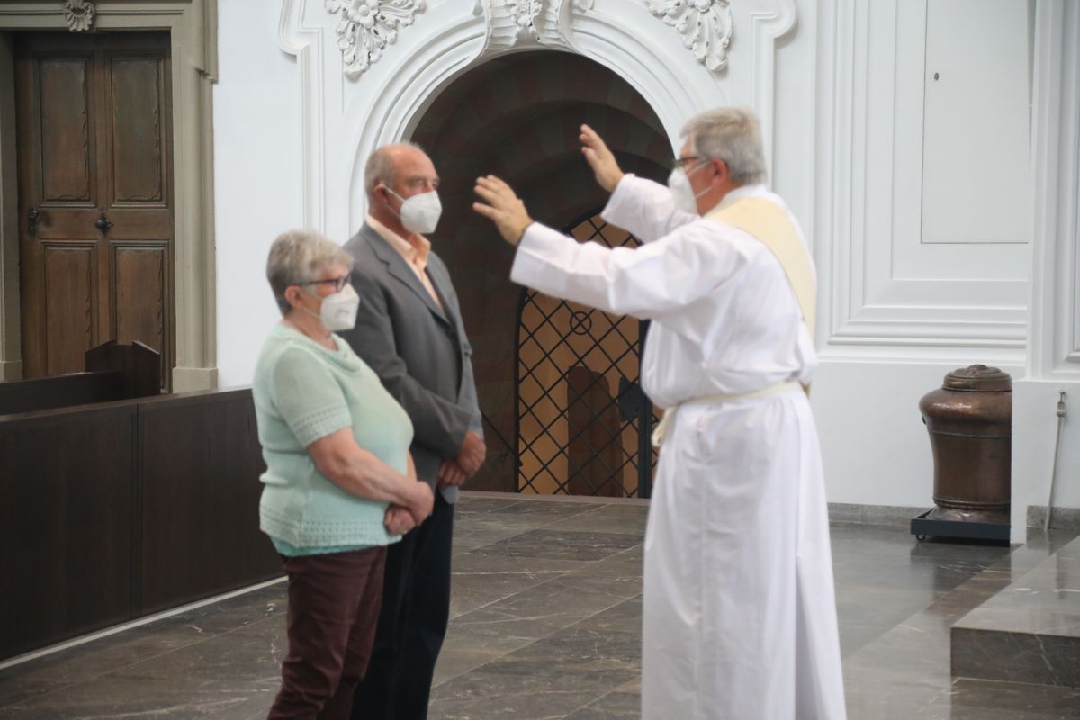 2621/0609 Ehejubilare Weihbischof Boom_27512 Weihbischof Boom und weiteren Priester und Diakone weihen Ehejubilare, die ihr goldenes, diamantenes oder eisernes Ehejubiläum feiern.