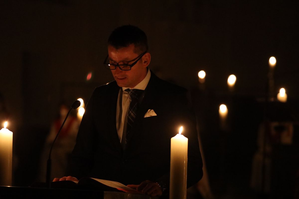 Während der Lichtfeier beleuchtete nur das Licht von Kerzen den Kiliansdom.