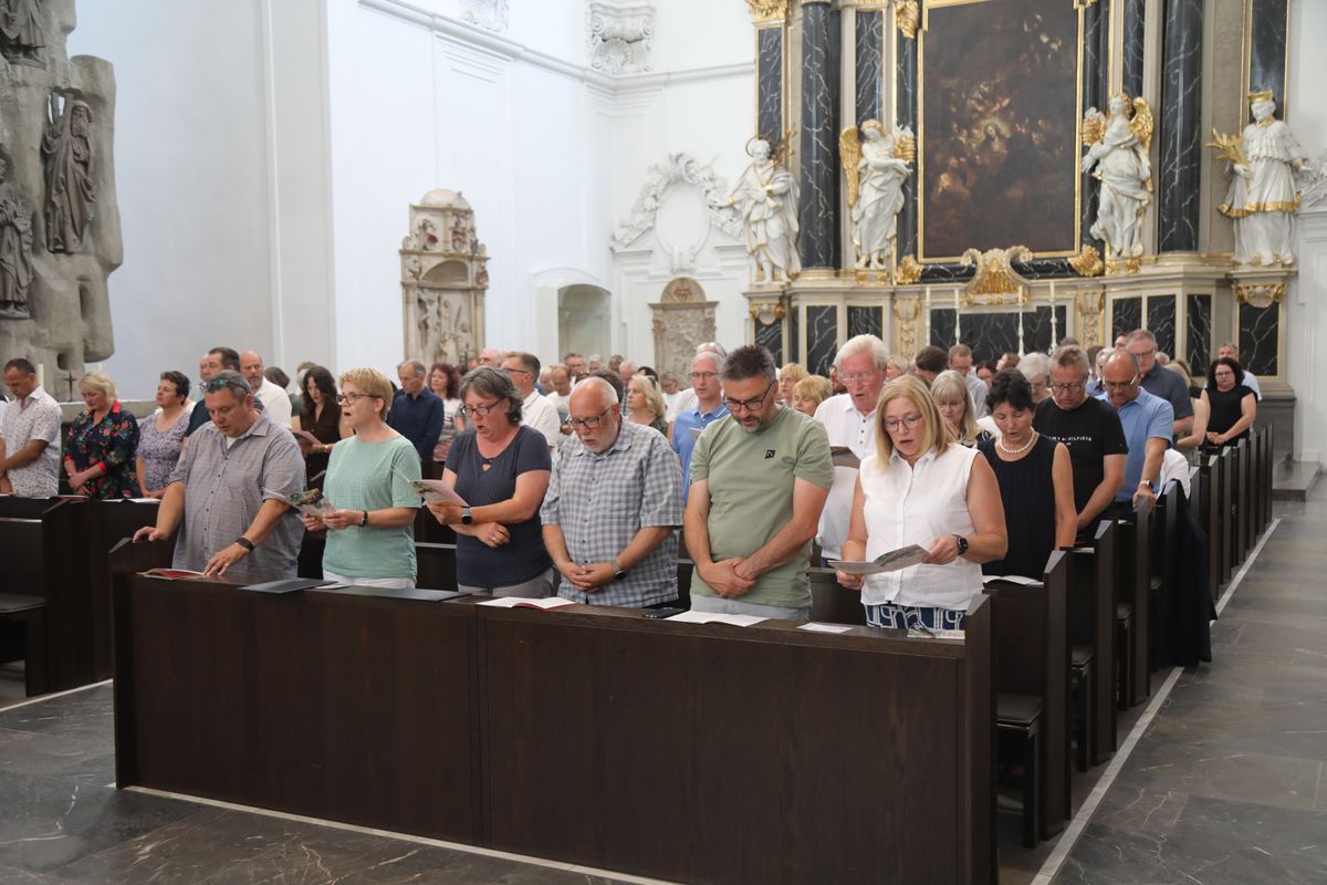 Mit rund 1000 Eheleuten, die in diesem Jahr Silberhochzeit haben, feierte Bischof Dr. Franz Jung am Freitagabend, 4. Juli 2025, einen Pontifikalgottesdienst im Kiliansdom. Im Anschluss erteilten er, Weihbischof Paul Reder sowie weitere Seelsorgerinnen und Seelsorger den Paaren einzeln den Segen.