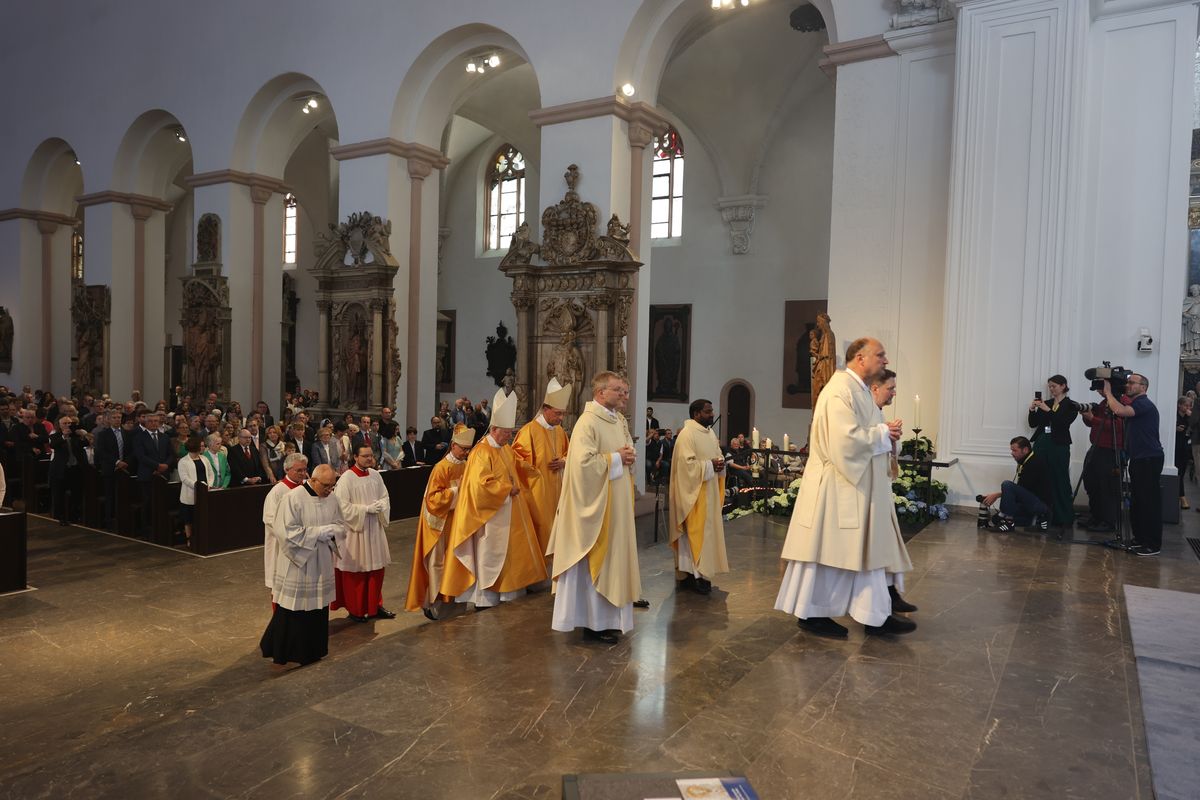 Bei einem Pontifkalgottesdienst im Würzburger Kiliansdom ist an Christi Himmelfahrt, 9. Mai 2024, Weihbischof Paul Reder zum Bischof geweiht worden. 