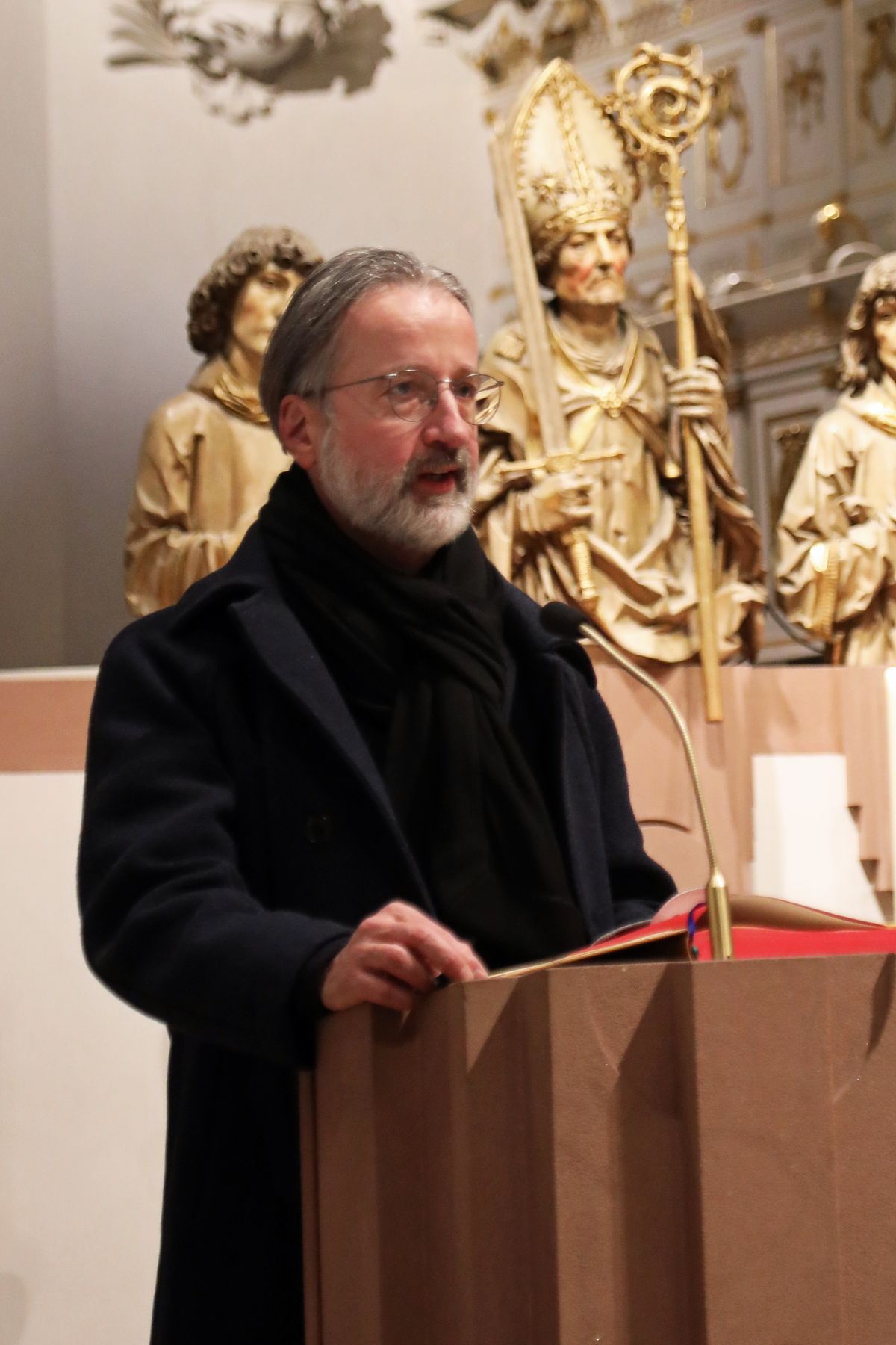 Bischof Dr. Franz Jung feierte zum Aschermittwoch der Künstler eine Wort-Gottes-Feier im Neumünster.