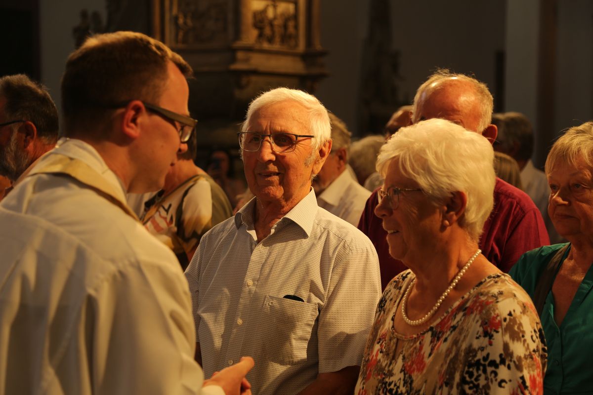 Rund 250 Ehejubilare haben am Freitagnachmittag, 4. Juli, im Kiliansdom in einem Pontifikalgottesdienst mit Weihbischof em. Ulrich Boom ihr Eheversprechen erneuert. 