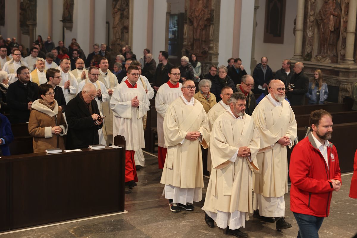 Bischof Dr. Franz Jung hat am Montagabend, 25. März, im Würzburger Kiliansdom die Heiligen Öle für alle 43 Pastoralen Räume im Bistum Würzburg  geweiht.