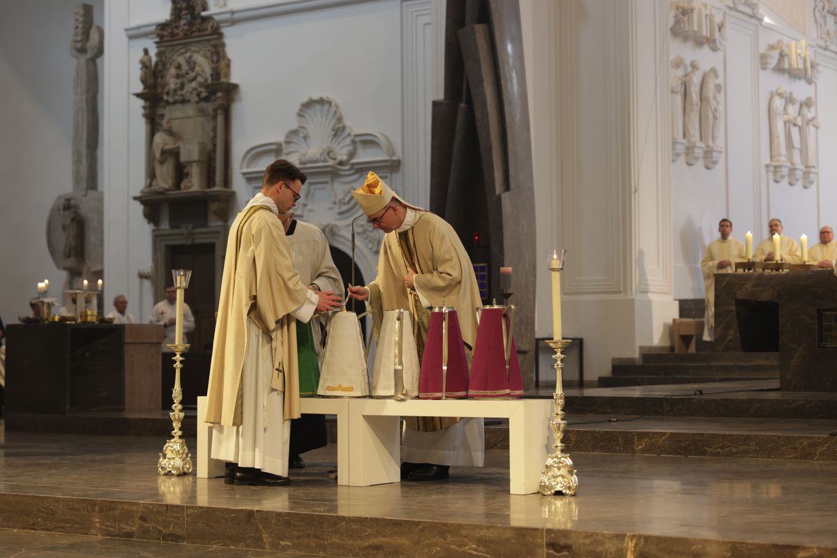 Dem Chrisamöl setzte Bischof Dr. Franz Jung zunächst Balsam zu,  Dem Chrisamöl setzte Bischof Dr. Franz Jung zunächst Balsam zu,