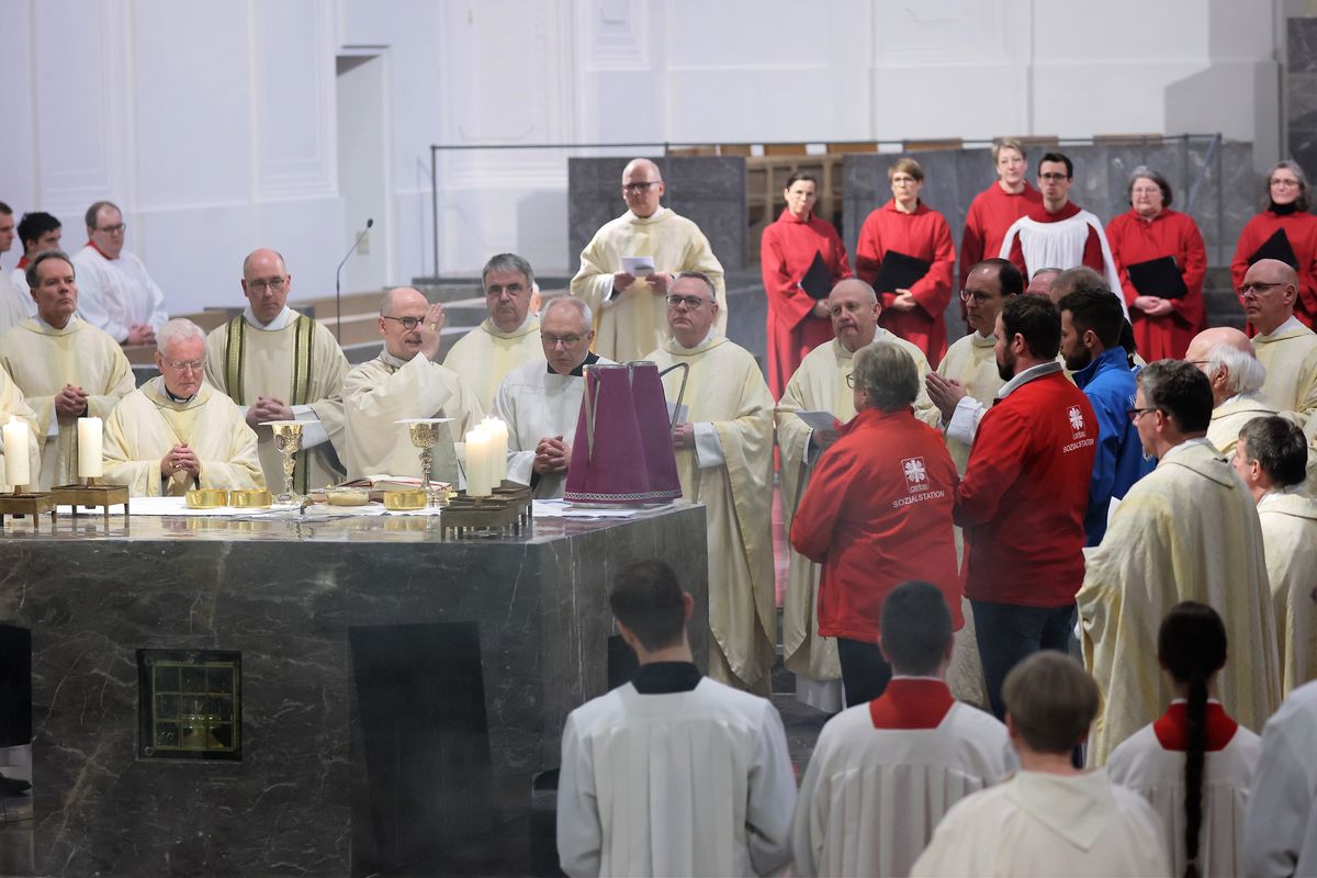 Bischof Dr. Franz Jung hat am Montagabend, 25. März, im Würzburger Kiliansdom die Heiligen Öle für alle 43 Pastoralen Räume im Bistum Würzburg  geweiht.