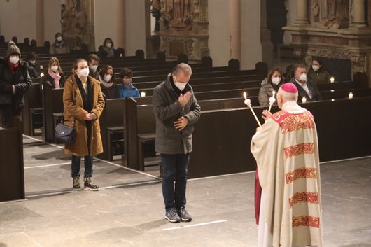 Weihbischof Ulrich Boom erteilte am Ende des Gottesdiensts den Gläubigen unter Coronabedingungen den Blasiussegen. Weihbischof Ulrich Boom erteilte am Ende des Gottesdiensts den Gläubigen unter Coronabedingungen den Blasiussegen.