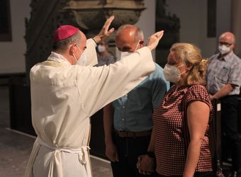 Bischof Dr. Franz Jung feierte am Mittwochabend, 23. Juni, einen Gottesdienst für Ehepaare, die 2021 oder 2021 auf 25 gemeinsame Jahre zurückblicken. Im Anschluss konnten sich die Paare segnen lassen.