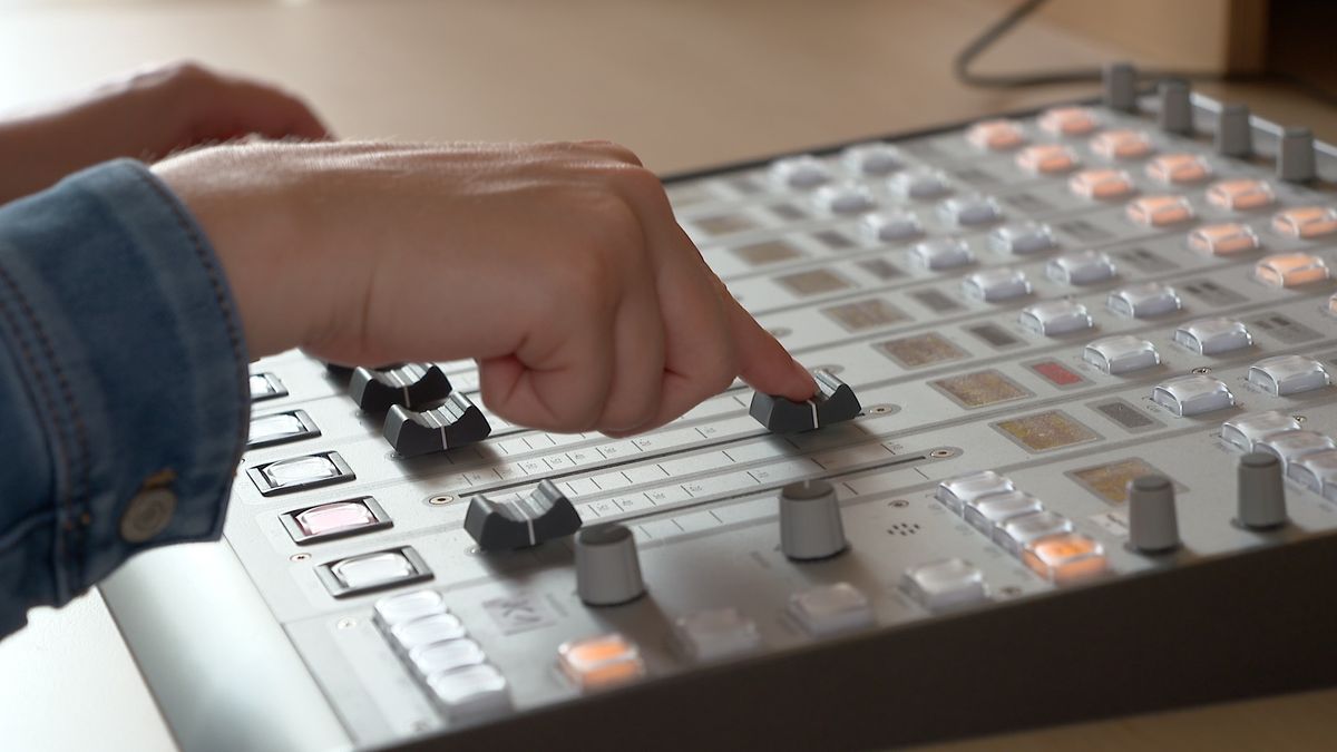 Hörfunkredakteurin Anna-Lena Ils vom Medienhaus des Bistums Würzburg bediente bei den Audioaufnahmen das Mischpult.