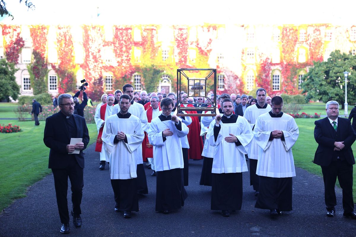 In einer feierlichen Prozession wurden die Reliquien durch den Innenhof in die College Chapel getragen.