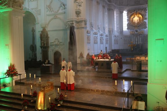 Die "Nacht der Hoffnung" am Samstagabend, 13. Juli, der Kiliani-Wallfahrtswoche lud zu Besinnung, Gebet und Kraftschöpfen in den Kiliansdom ein. Viele Passanten nutzten das Angebot, das um Mitternacht endete.